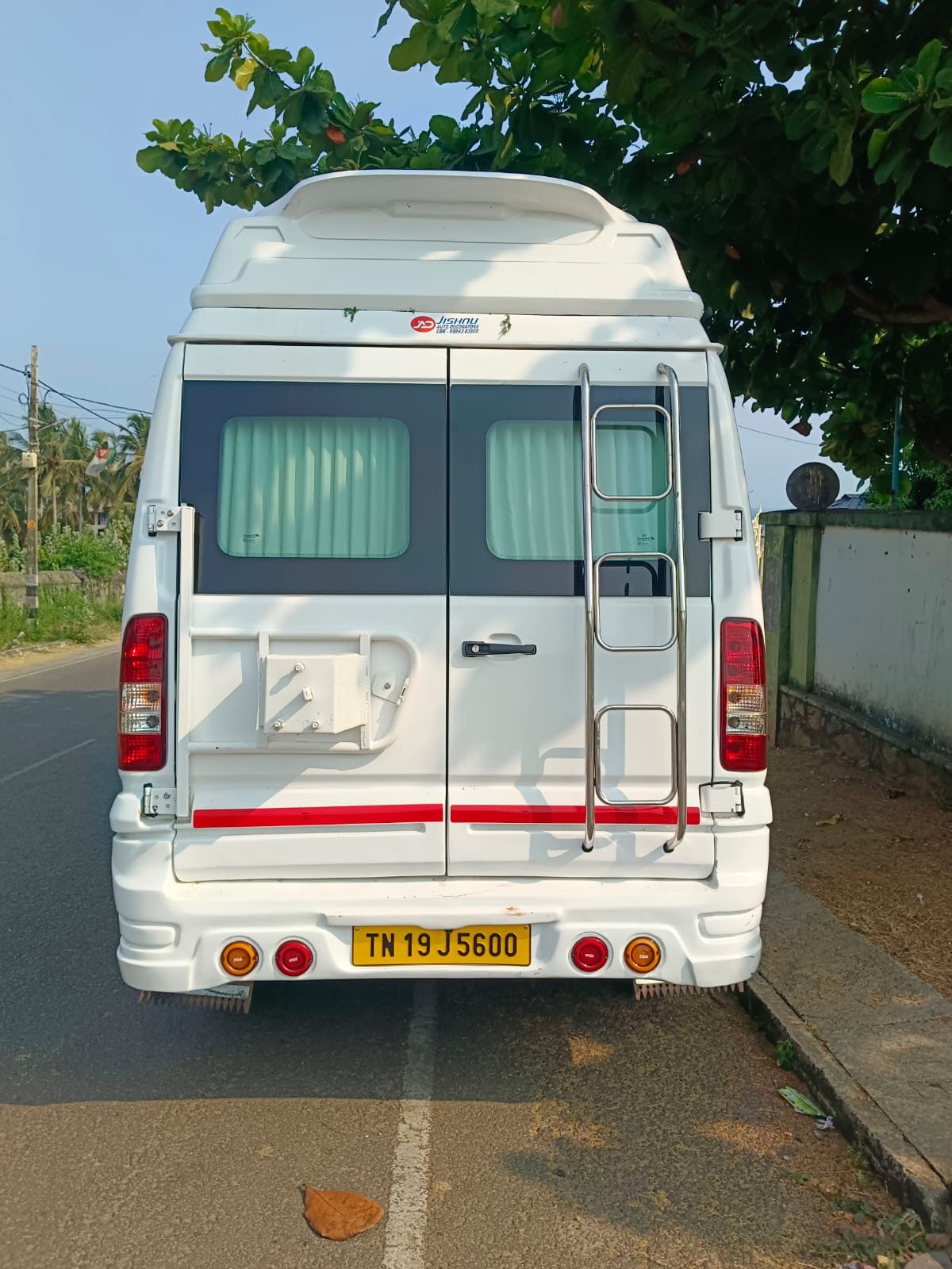 Tempo Traveller 18 Seater Rental — photo 2